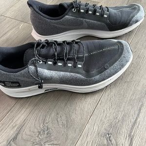 Nike mens Shield Pegasus 35